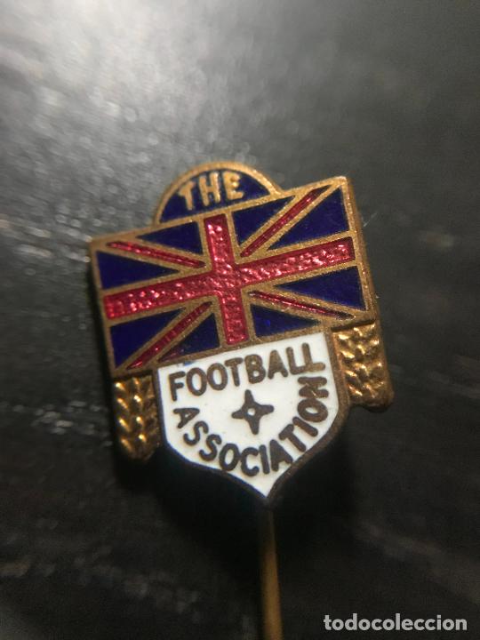 Coleccionismo deportivo: ANTIGUO PIN INSIGNIA DE SOLAPA - Foto 1