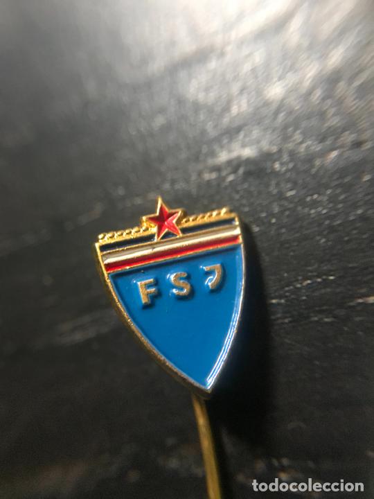 Sports collectibles: ANTIGUO PIN INSIGNIA DE SOLAPA