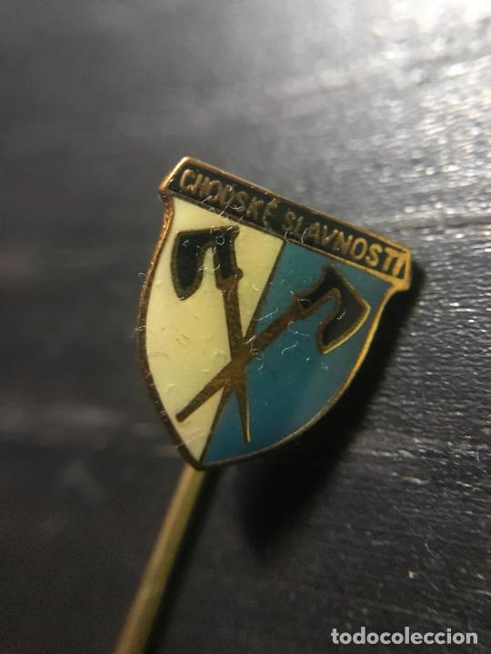 Coleccionismo deportivo: ANTIGUO PIN INSIGNIA DE SOLAPA - Foto 1