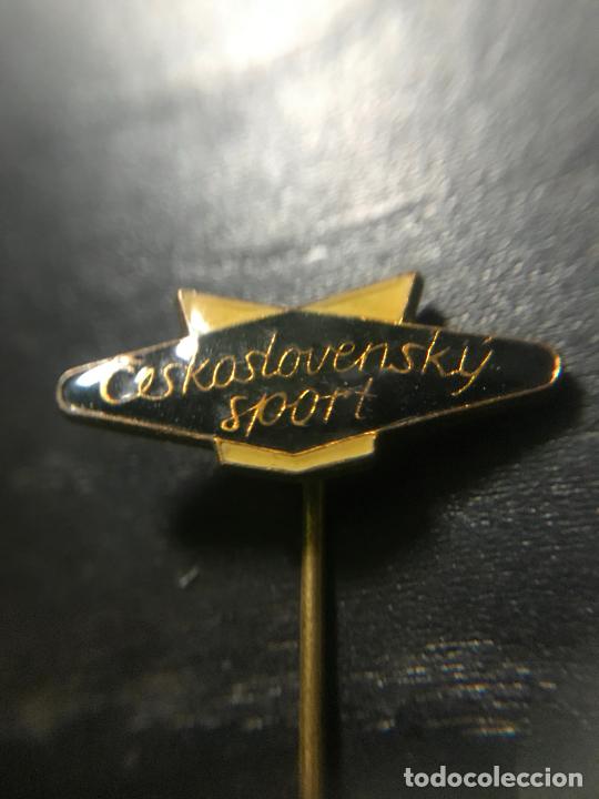 Coleccionismo deportivo: ANTIGUO PIN INSIGNIA DE SOLAPA - Foto 1