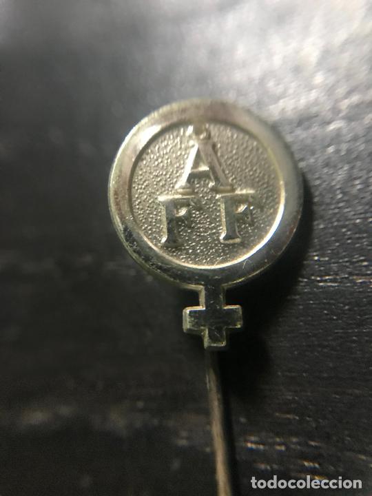 Coleccionismo deportivo: ANTIGUO PIN INSIGNIA DE SOLAPA - Foto 1