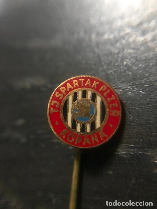 Coleccionismo deportivo: ANTIGUO PIN INSIGNIA DE SOLAPA - Foto 1