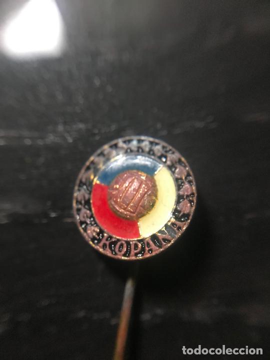 Sports collectibles: ANTIGUO PIN INSIGNIA DE SOLAPA