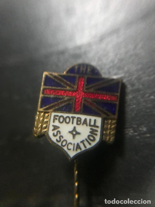 Coleccionismo deportivo: ANTIGUO PIN INSIGNIA DE SOLAPA - Foto 1