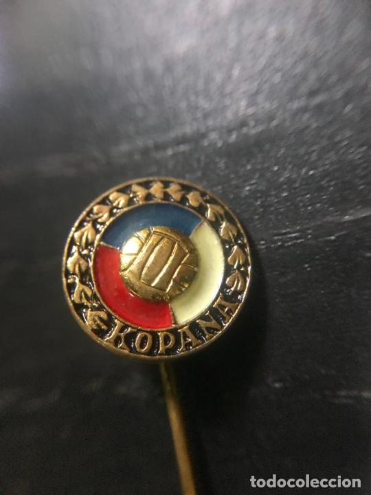 Sports collectibles: ANTIGUO PIN INSIGNIA DE SOLAPA
