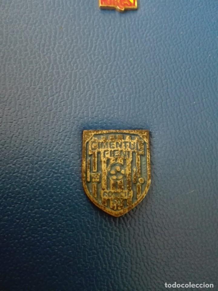 Collectionnisme sportif: ANTIGUO PIN DE FUTBOL - CIMENTUL FIENI (RUMANIA) EL DE LA FOTO