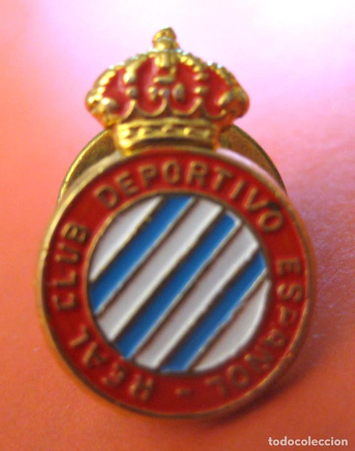Colecionismo desportivo: Pin - f&uacute;tbol ''Real Club Deportivo Espa&ntilde;ol&rdquo;./ Metal coloreado./ Muy bueno.