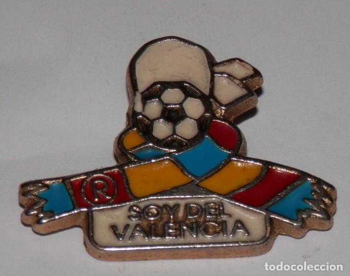 Coleccionismo deportivo: PIN VINTAGE DEL VALENCIA CLUB FUTBOL
