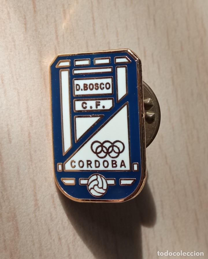 insignia/pin del equipo de fútbol conil cf (cád - Buy Football pins on  todocoleccion