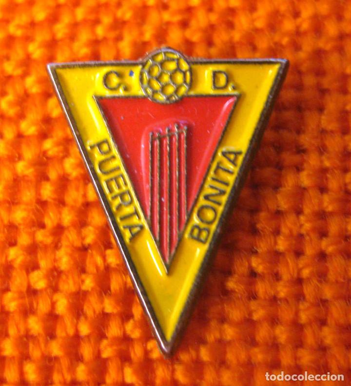 Colecionismo desportivo: Pin - f&uacute;tbol ''C. D. Puerta Bonita (Madrid)&rdquo;./ Metal coloreado./ Muy Bueno (foto).