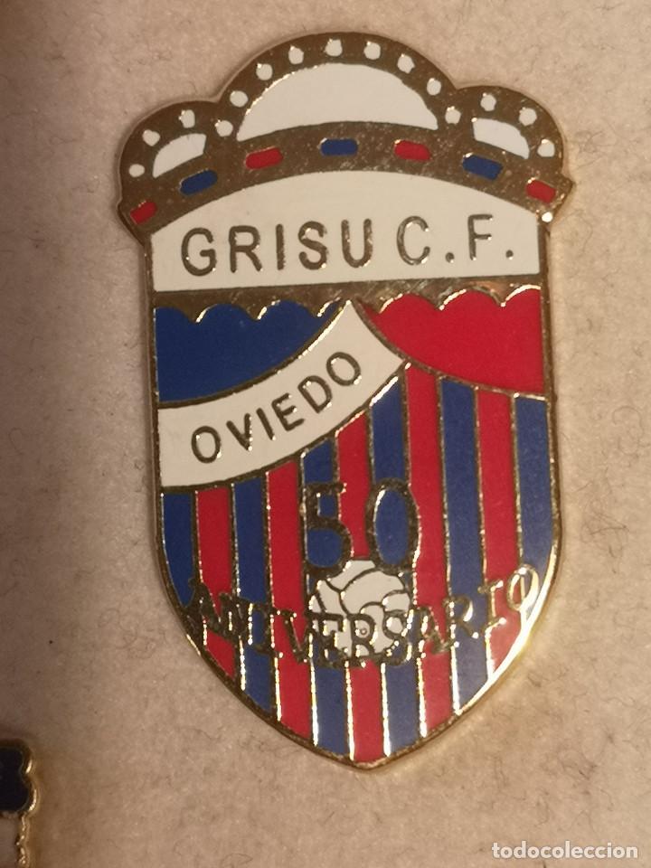 Coleccionismo deportivo: PIN FUTBOL - ASTURIAS - OVIEDO - GRISU CF - 50 ANIVERSARIO
