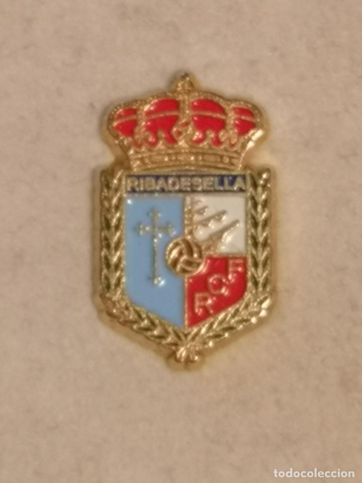 Coleccionismo deportivo: PIN FUTBOL - ASTURIAS - RIBADESELLA - RIBADESELLA CF