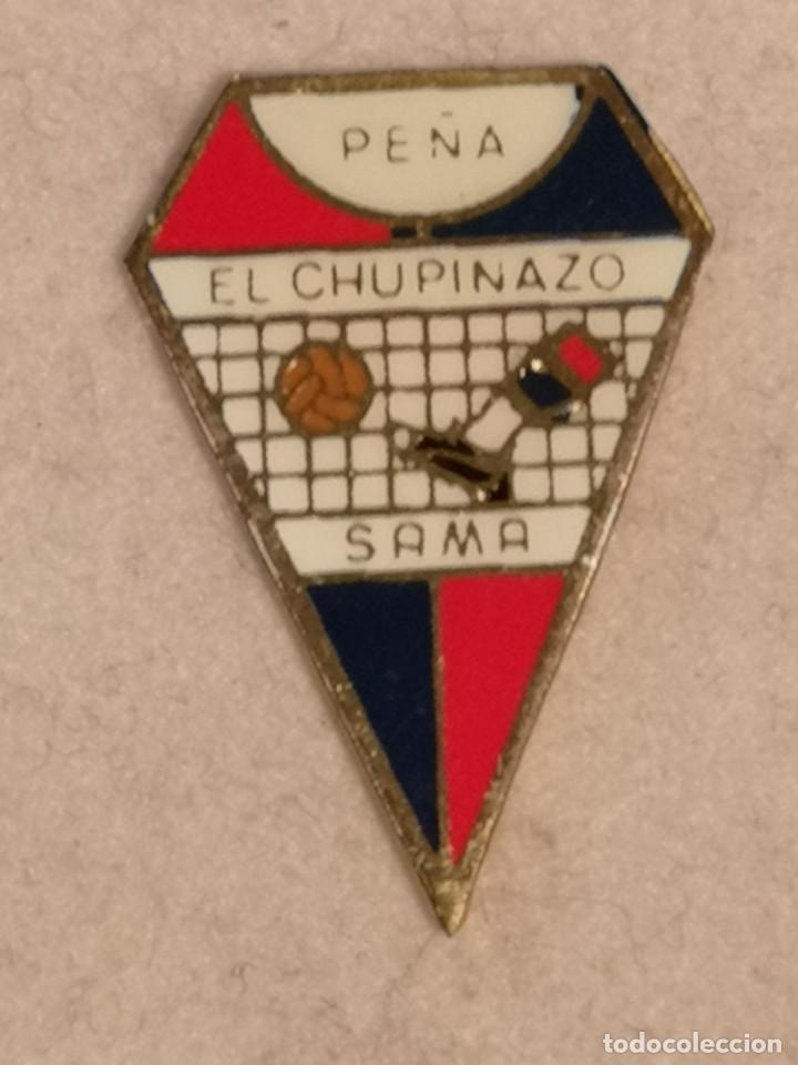 Coleccionismo deportivo: PIN FUTBOL - ASTURIAS - SAMA - PE&Ntilde;A EL CHUPINAZO