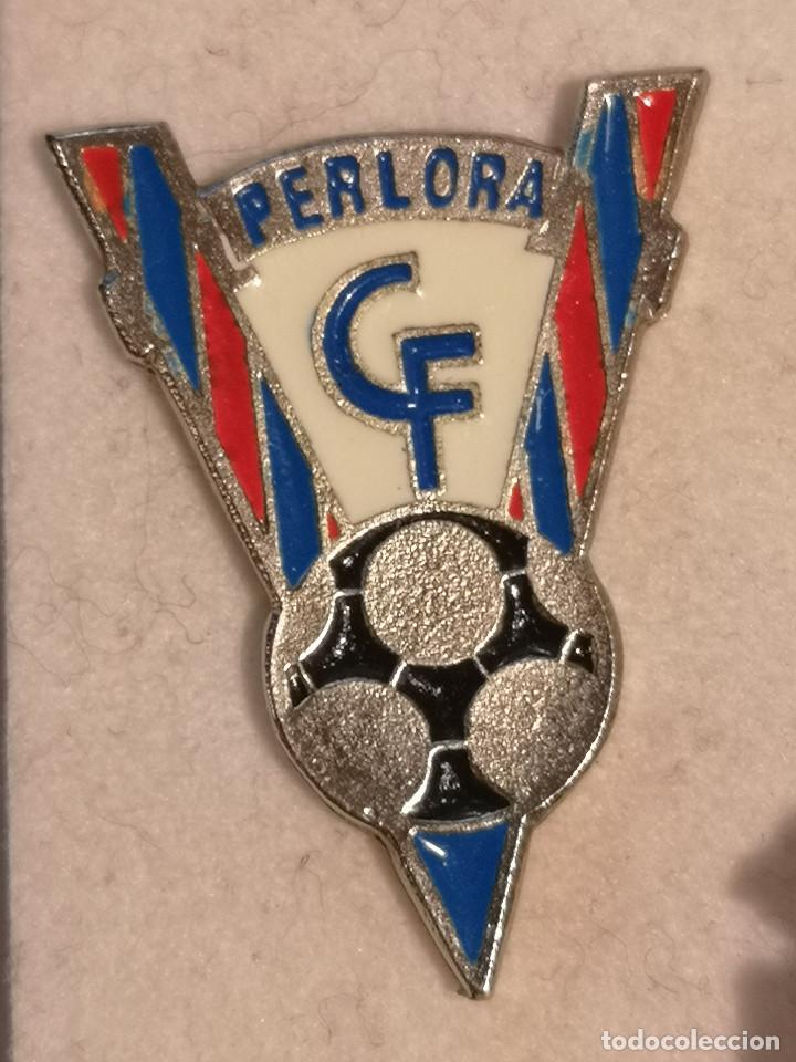 Coleccionismo deportivo: PIN FUTBOL - ASTURIAS - PERLORA - CF VICTORIA DE PERLORA