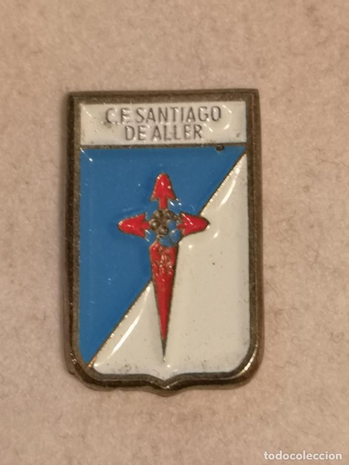 Coleccionismo deportivo: PIN FUTBOL - ASTURIAS - MOREDA DE ALLER - SANTIAGO DE ALLER CF