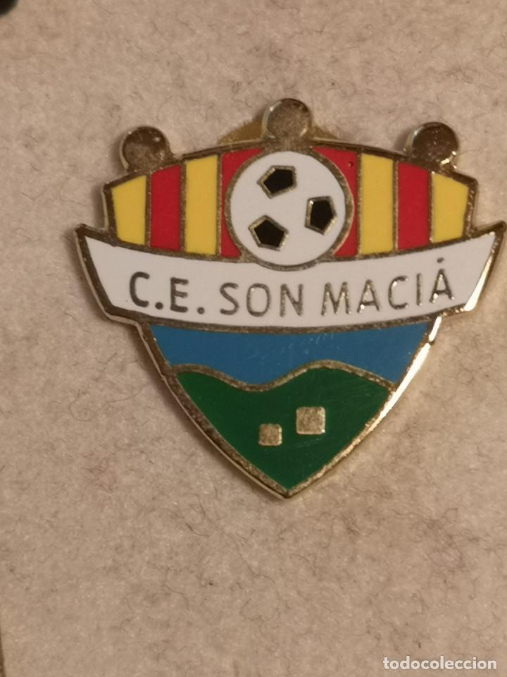 Sports collectibles: PIN FUTBOL - MALLORCA - SON MACIA - CE SON MACIA