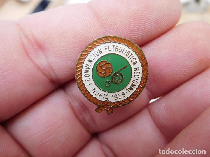Coleccionismo deportivo: Insignia de solapa I Convenci&oacute;n futbolistica regional Nuria 1959 F&uacute;tbol