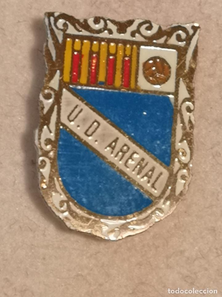 Sports collectibles: PIN FUTBOL - MALLORCA - S'ARENAL - UD ARENAL