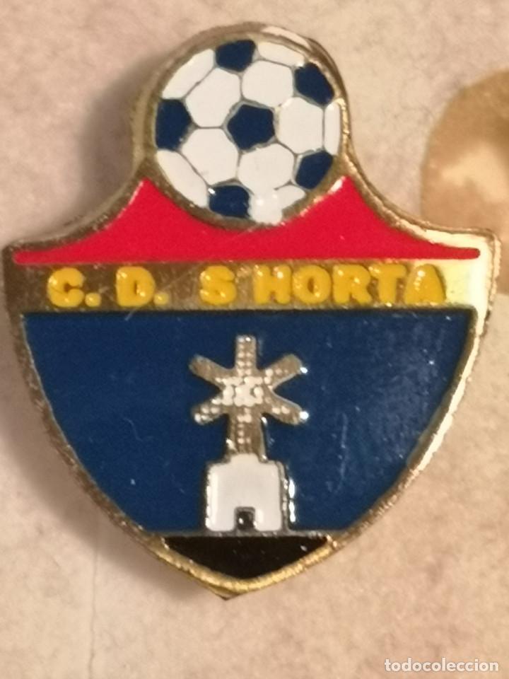 Sammelleidenschaft Sport: PIN FUTBOL - MALLORCA - S'HORTA - CD S'HORTA - Solapa