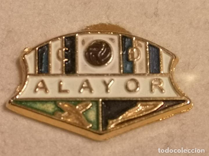 Coleccionismo deportivo: PIN FUTBOL - MENORCA - ALAIOR - CD ALAIOR