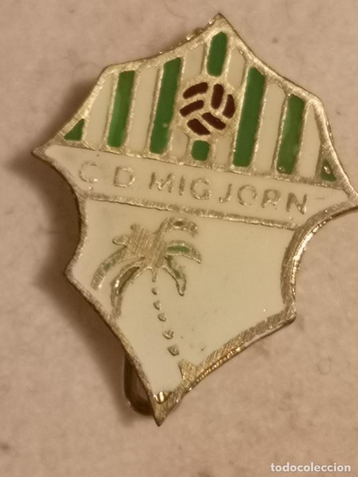 Coleccionismo deportivo: PIN FUTBOL - MENORCA - ES MIGJORN - CD MIGJORN - Aguja