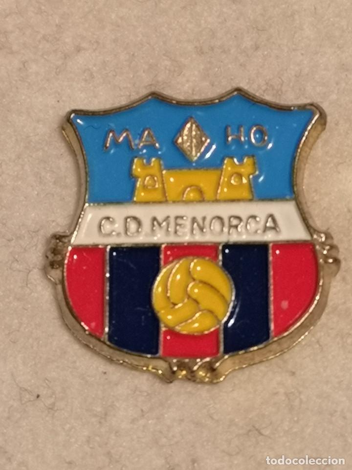Coleccionismo deportivo: PIN FUTBOL - MENORCA - MA&Oacute; - CD MENORCA