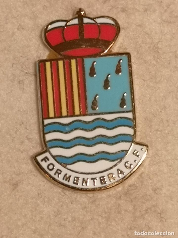 Coleccionismo deportivo: PIN FUTBOL - FORMENTERA - SANT FRANCESC - FORMENTERA CF