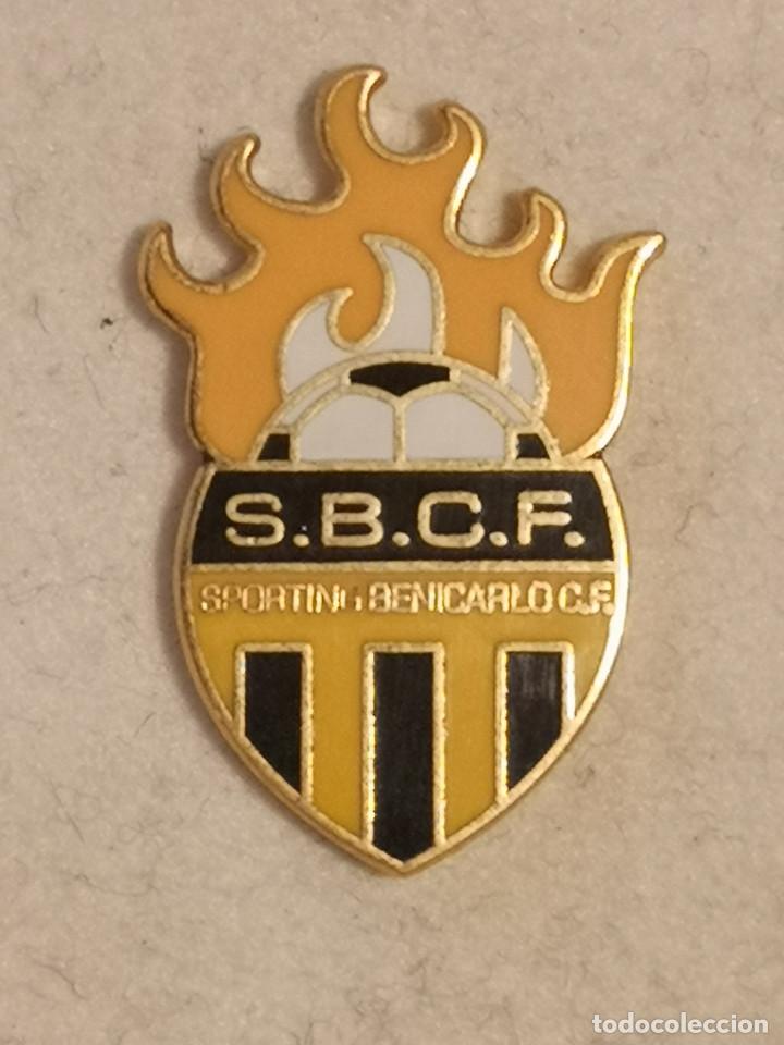 Coleccionismo deportivo: PIN FUTBOL - CASTELL&Oacute; (CASTELLON) - BENICARLO - SPORTING BENICARLO CF