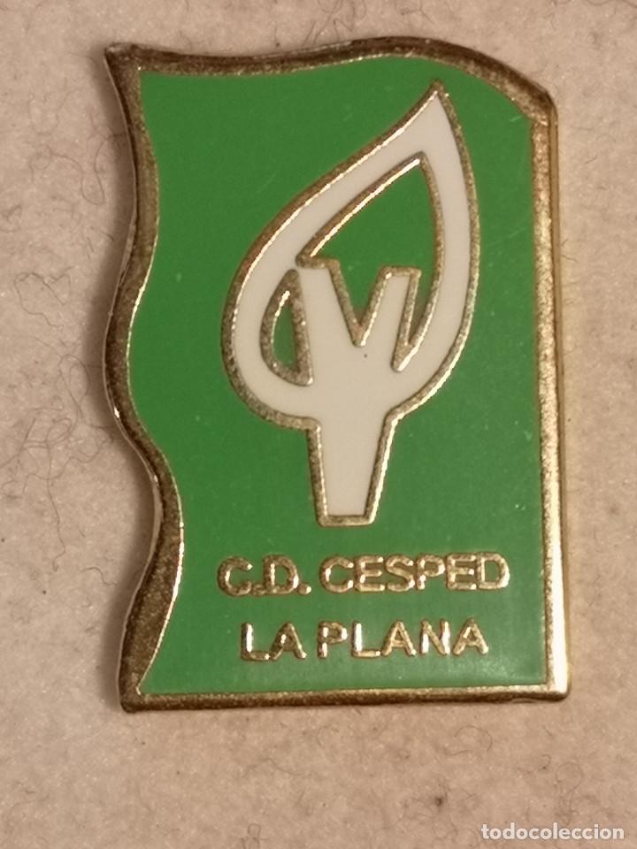 Coleccionismo deportivo: PIN FUTBOL - CASTELL&Oacute; (CASTELLON) - CASTELLO DE LA PLANA - CD CESPED LA PLANA