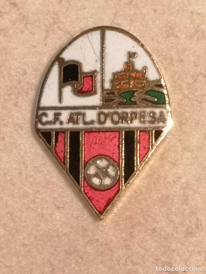 Coleccionismo deportivo: PIN FUTBOL - CASTELL&Oacute; (CASTELLON) - ORPESA/OROPESA DE MAR - CF ATLETIC D'ORPESA