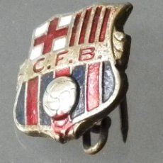 Coleccionismo deportivo: PIN - INSIGNIA DE AGUJA - FCB - CLUB DE FÚTBOL BARCELONA (CFB). AÑO 1960. Lote 245560640