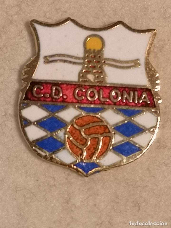 Coleccionismo deportivo: PIN FUTBOL - CASTELL&Oacute; (CASTELLON) - LA VALL D'UIXO - CD COLONIA