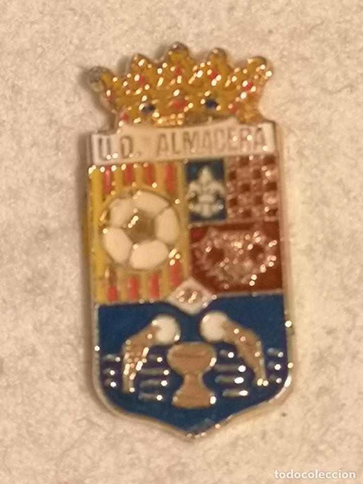 Coleccionismo deportivo: PIN FUTBOL - VALENCIA - ALM&Agrave;SSERA - UD ALMACERA