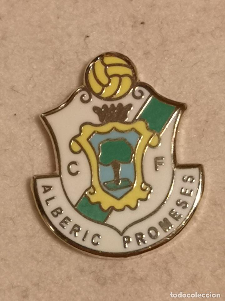 Sports collectibles: PIN FUTBOL - VALENCIA - ALBERIC - CF ALBERIC PROMESES