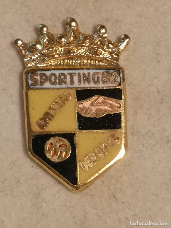 Sports collectibles: PIN FUTBOL - VALENCIA - ALAQU&Agrave;S - SPORTING 82