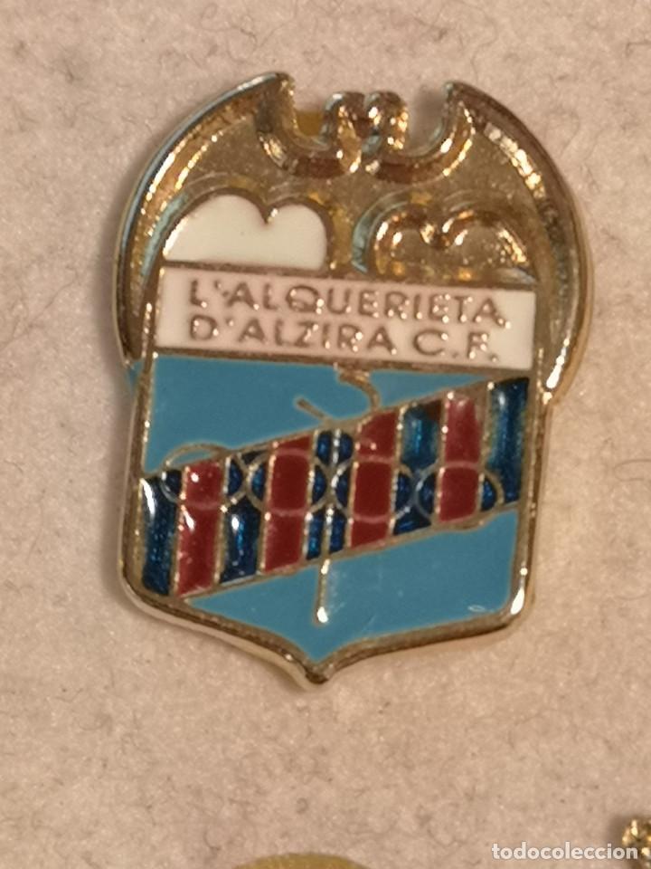 Sports collectibles: PIN FUTBOL - VALENCIA - ALZIRA - L'ALQUERIETA D'ALZIRA CF