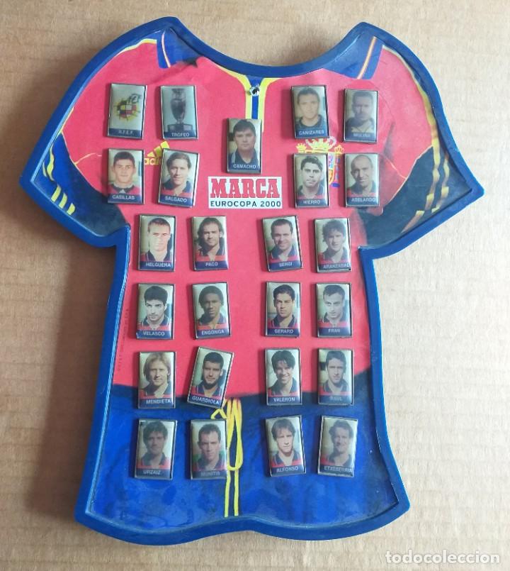 Coleccionismo deportivo: Colecci&oacute;n completa de Pins con Expositor Liga 1999-2000 Diario MARCA LFP. Estado notable.