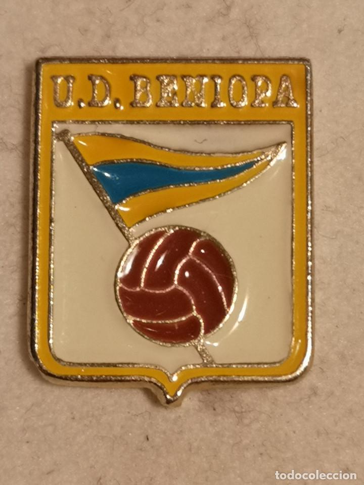 Sports collectibles: PIN FUTBOL - VALENCIA - GANDIA - UD BENIOPA