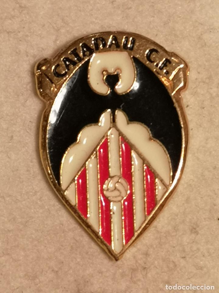 Sports collectibles: PIN FUTBOL - VALENCIA - CATADAU - CATADAU CF