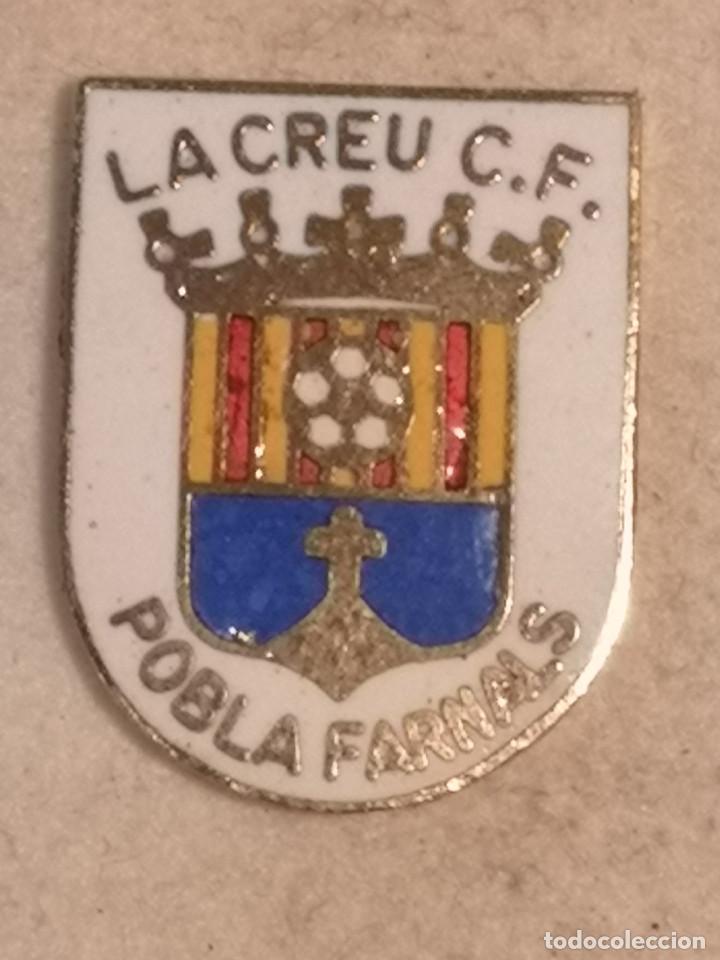 Coleccionismo deportivo: PIN FUTBOL - VALENCIA - LA POBLA DE FARNALS - LA CREU CF