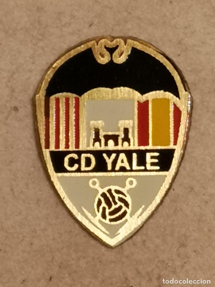 Sammelleidenschaft Sport: PIN FUTBOL - VALENCIA - CD YALE