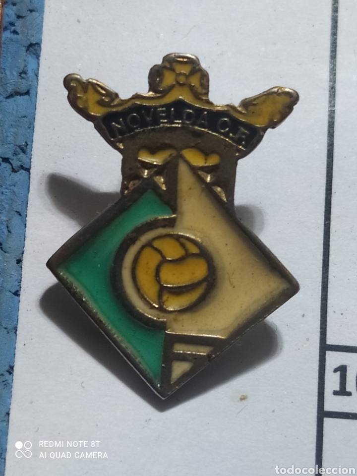 Sammelleidenschaft Sport: PINS DE F&Uacute;TBOL NOVELDA CF ALICANTE. VALENCIA