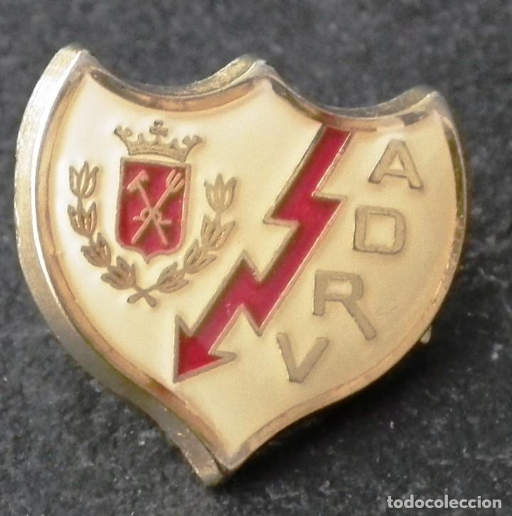 Coleccionismo deportivo: PIN DE CLUB DE F&Uacute;TBOL - ANTIGUO ESCUDO DEL RAYO VALLECANO DE MADRID