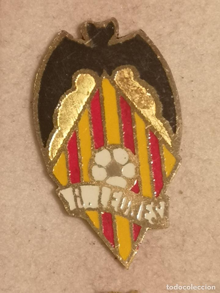 Coleccionismo deportivo: PIN FUTBOL - VALENCIA - RACING LEONES