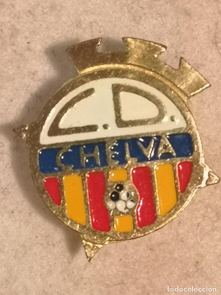 Coleccionismo deportivo: PIN FUTBOL - VALENCIA - CHELVA - CD CHELVA - Solapa