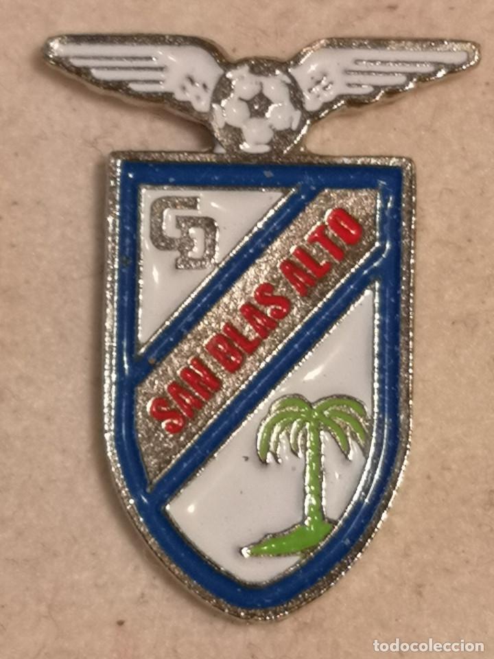 Collectionnisme sportif: PIN FUTBOL - ALACANT / ALICANTE - COVERPOOL LA BODEGUETA SAN BLAS ALTO