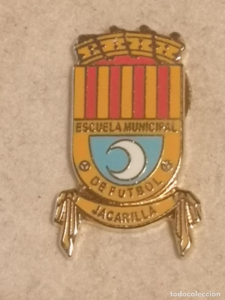 Collezionismo sportivo: PIN FUTBOL - ALACANT / ALICANTE - JACARILLA - ESCUELA MUNICIPAL DE FUTBOL