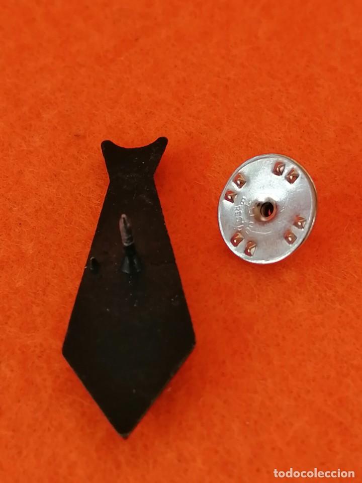 Coleccionismo deportivo: PIN R.C.D. ESPA&Ntilde;OL -CORBATA CON ESCUDO - Foto 2