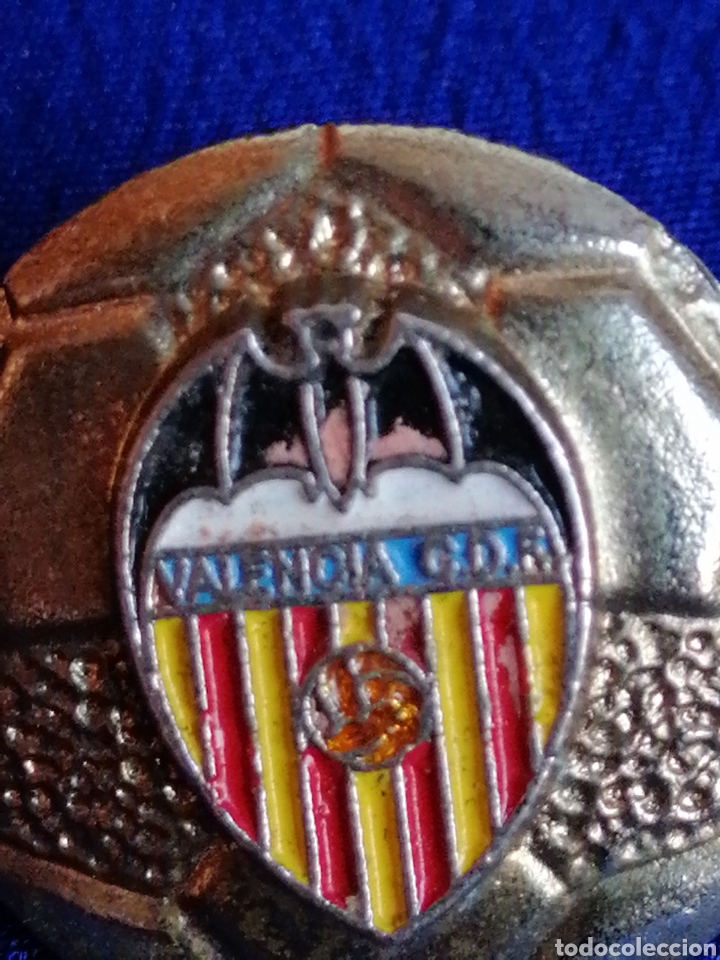 Coleccionismo deportivo: PIN VALENCIA CF BAL&Oacute;N - Foto 2