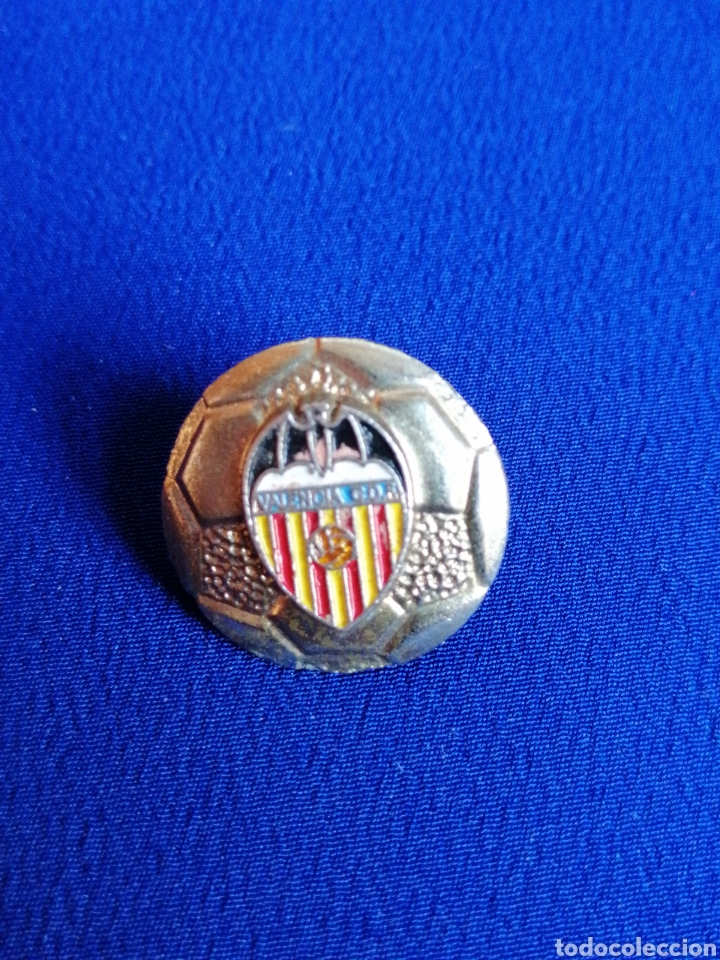 Coleccionismo deportivo: PIN VALENCIA CF BAL&Oacute;N - Foto 1